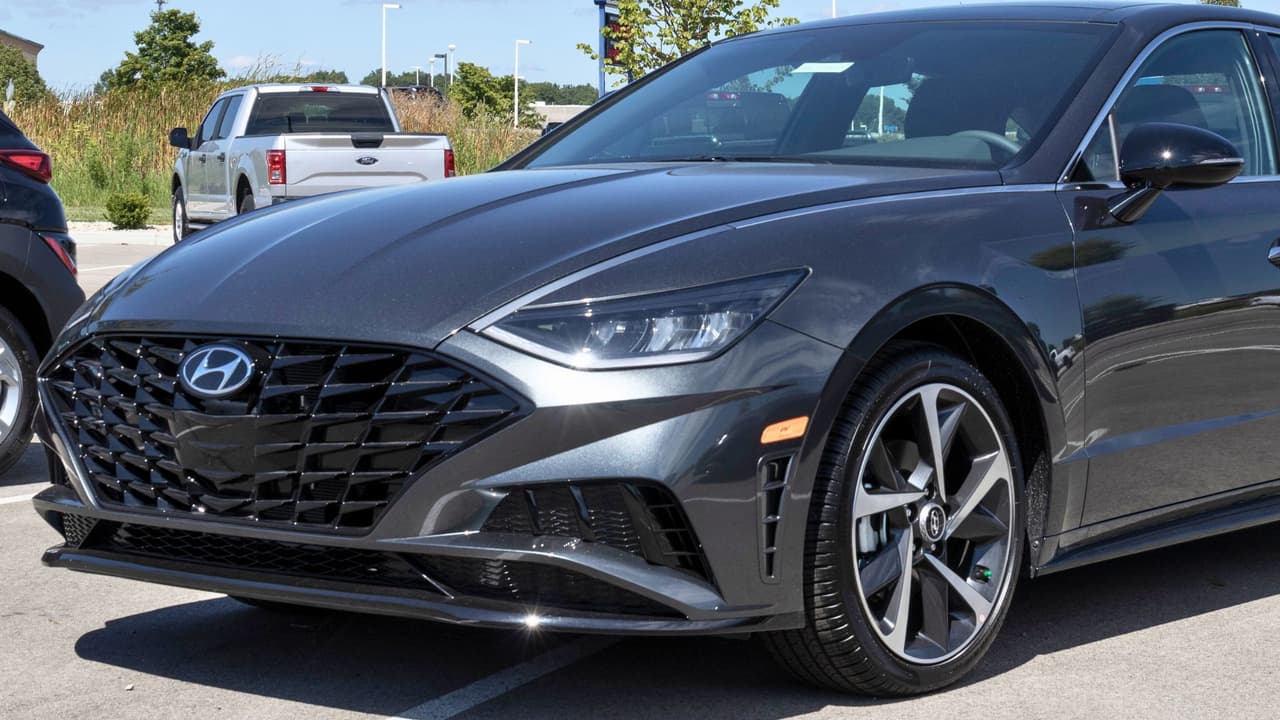 <h3 class="cms-H3-H3">🛡️ Cómo prevenir el robo de tu auto </h3>
<br>
<br>Las autoridades y expertos en seguridad recomiendan las siguientes medidas para
<b>reducir el riesgo de ser víctima de robo</b>:
<br>
<br>
<b>Cierra siempre tu vehículo con llave</b> y asegúrate de que las ventanas estén completamente cerradas.
<br>
<b>Nunca dejes las llaves dentro</b> del auto, ni siquiera por un momento.
<br>
<b>Estaciona en áreas bien iluminadas</b> y, si es posible, en lugares con vigilancia o cámaras de seguridad.
<br>
<b>No dejes objetos de valor a la vista</b> dentro del vehículo.
<br>Considera
<b> instalar dispositivos antirrobo visibles</b>, como bloqueadores de volante, y sistemas de rastreo GPS.
<br>
<br>Para vehículos con sistemas de entrada sin llave,
<b>guarda las llaves en bolsas o cajas que bloqueen señales</b> para evitar ataques de amplificación de señal. Además, es recomendable
<b>revisar la cobertura de tu seguro de auto</b> para asegurarte de que incluya protección contra robos.