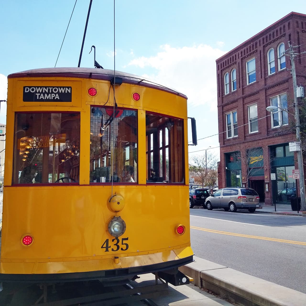 <b>Conexión histórica</b>: El tranvía de Tampa, con su diseño vintage, revive el espíritu del transporte público de principios del siglo XX, conectando zonas icónicas como el centro, Channelside y Ybor City.