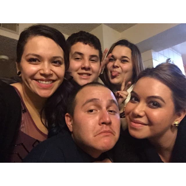 Vale anotar que Johnny también tiene una excelente relación con
<b>Jacquie</b>, pero su conexión con
<b>Chiquis</b> parece ser aún más especial.