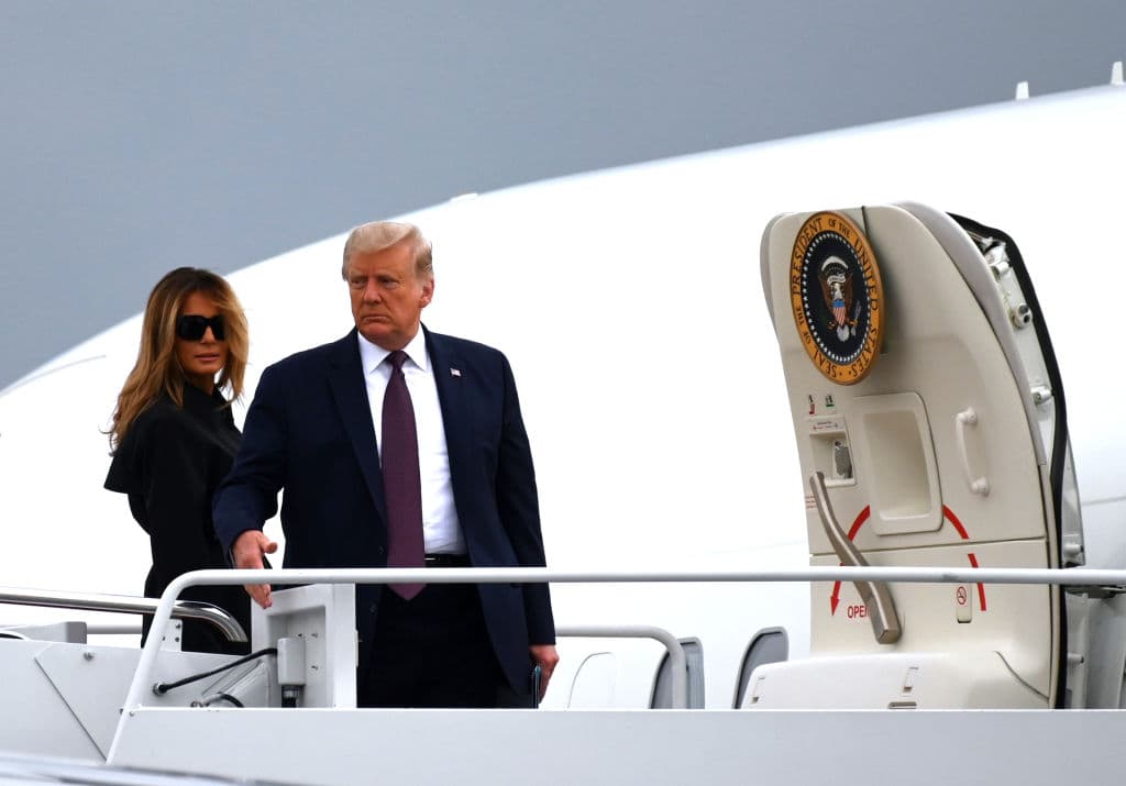 El presidente Donald Trump, y la primera dama Melania Trump abordan el Air Force One, este 11 de septiembre de 2020. El presidente Trump y la primera dama viajan a Shanksville, Pensilvania, para asistir a la conmemoración del 19 aniversario de los ataques del 11 de septiembre.