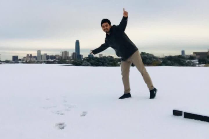 Muchos aprovecharon el raro evento para tomarse fotos, jugar con la nieve y construir el tradicional muñeco navideño.