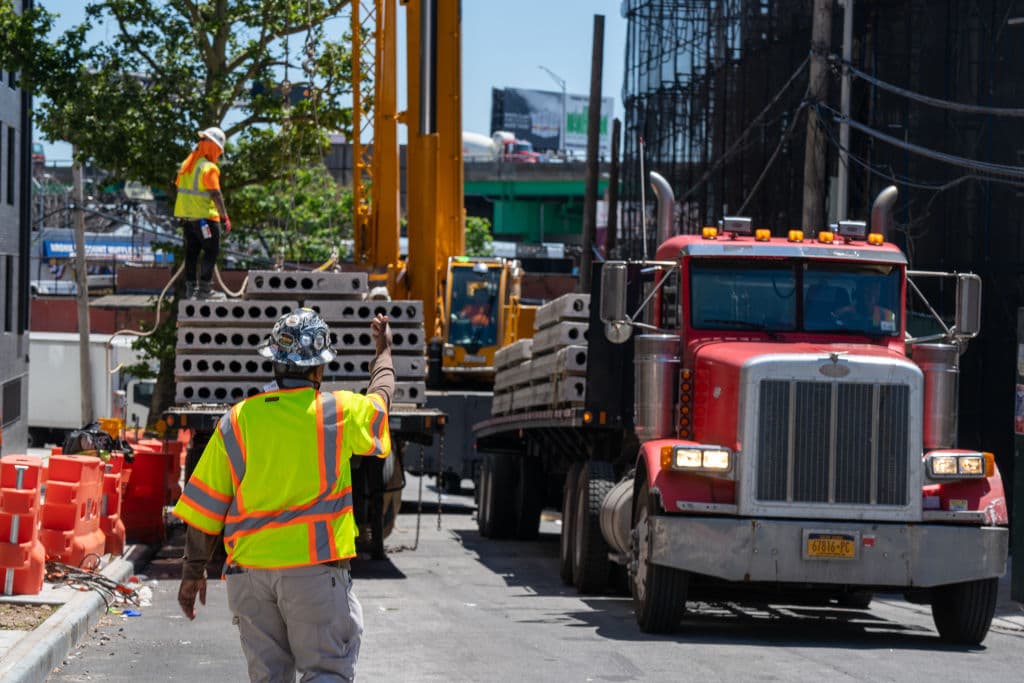 Los trabajadores de la construcción regresan al trabajo como parte de la nueva fase de reapertura en Nueva York.