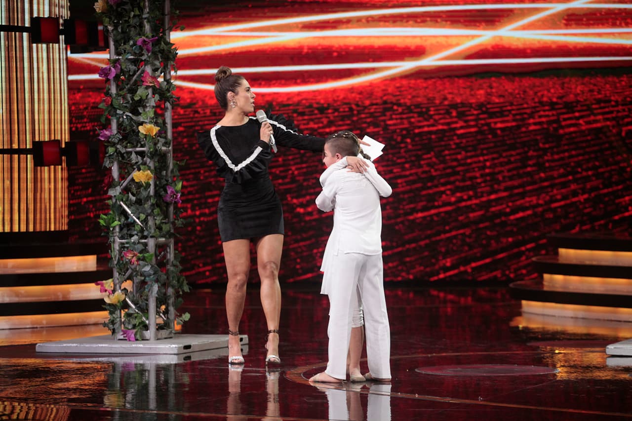 Galilea los llamó a línea de jueces, para escuchar las críticas, que fueron totalmente favorables. La presentadora agregó: "Nos emocionaron a todos con su coreografía, Miguel vi que se te cristalizaron los ojos".