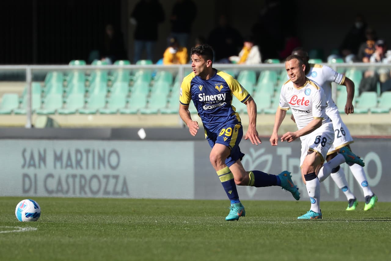 En un duelo donde el mexicano 'Chucky' Lozano jugó 63 minutos y tuvo un papel discreto, el nigeriano Victor Osimhen marcó los dos goles del Napoli, que valieron el triunfo ante Hellas Verona.