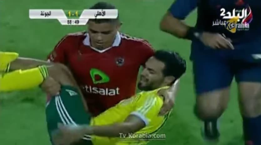Futbolista se desespera y carga a su rival para sacarlo del campo