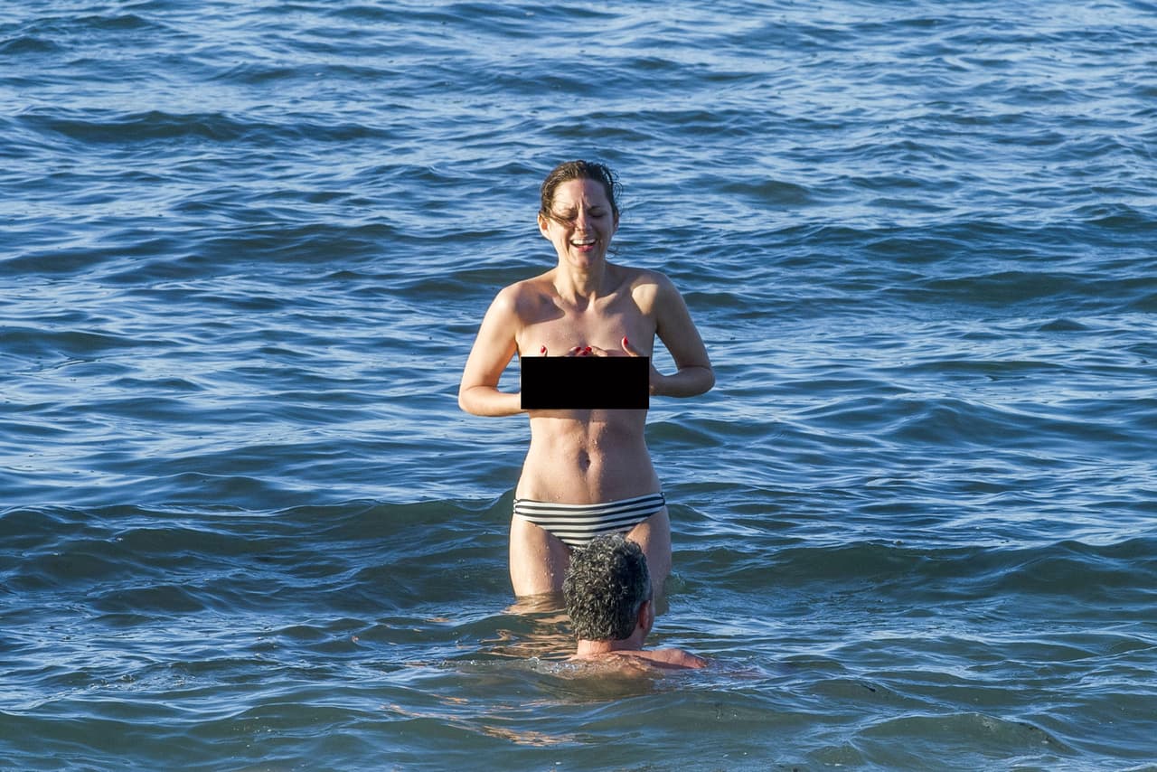 Marion estaba acompañada de un amigo.