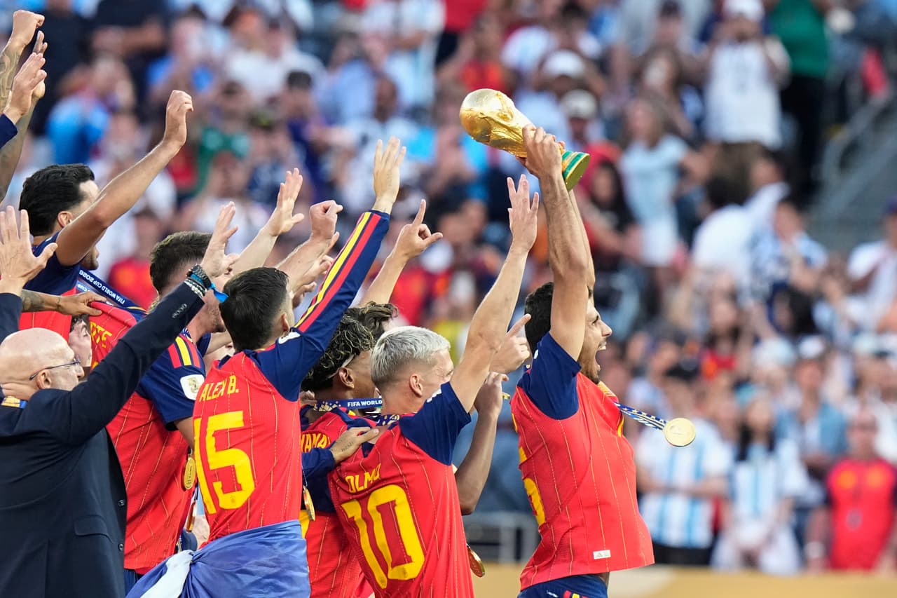 Otro ángulo de los españoles levantando la Copa.