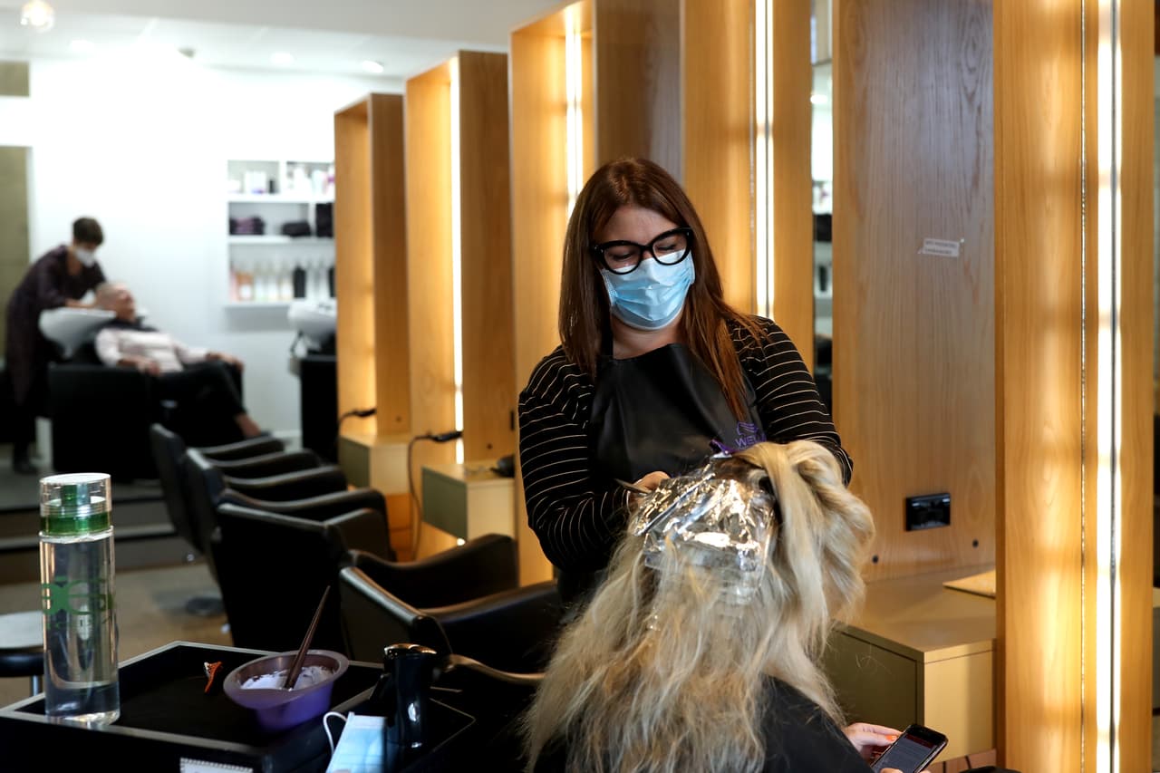 Senador republicano pide reabrir peluquerías y barberías en Carolina del Norte