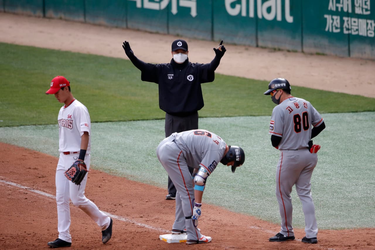 Una escena del juego entre los Hanwha Eagles y los SK Wyverns de la liga de pelota de Corea del Sur, que reanudo sus juegos el 5 de mayo del 2020.