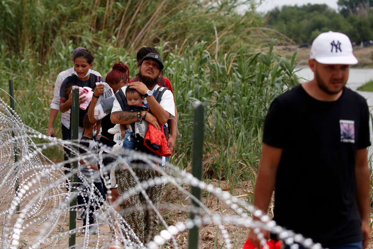 Ciudadanos arrestados, soldados sin paga: denuncian violación de derechos en operación de Texas para frenar a migrantes