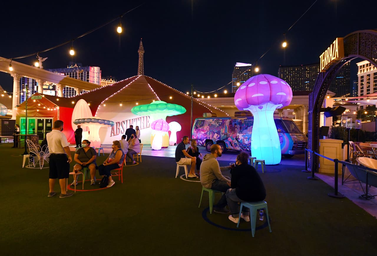 Los espectadores tienen un espacio al aire libre para esperar por el show, uno de los pocos espacios abiertos en Las Vegas.