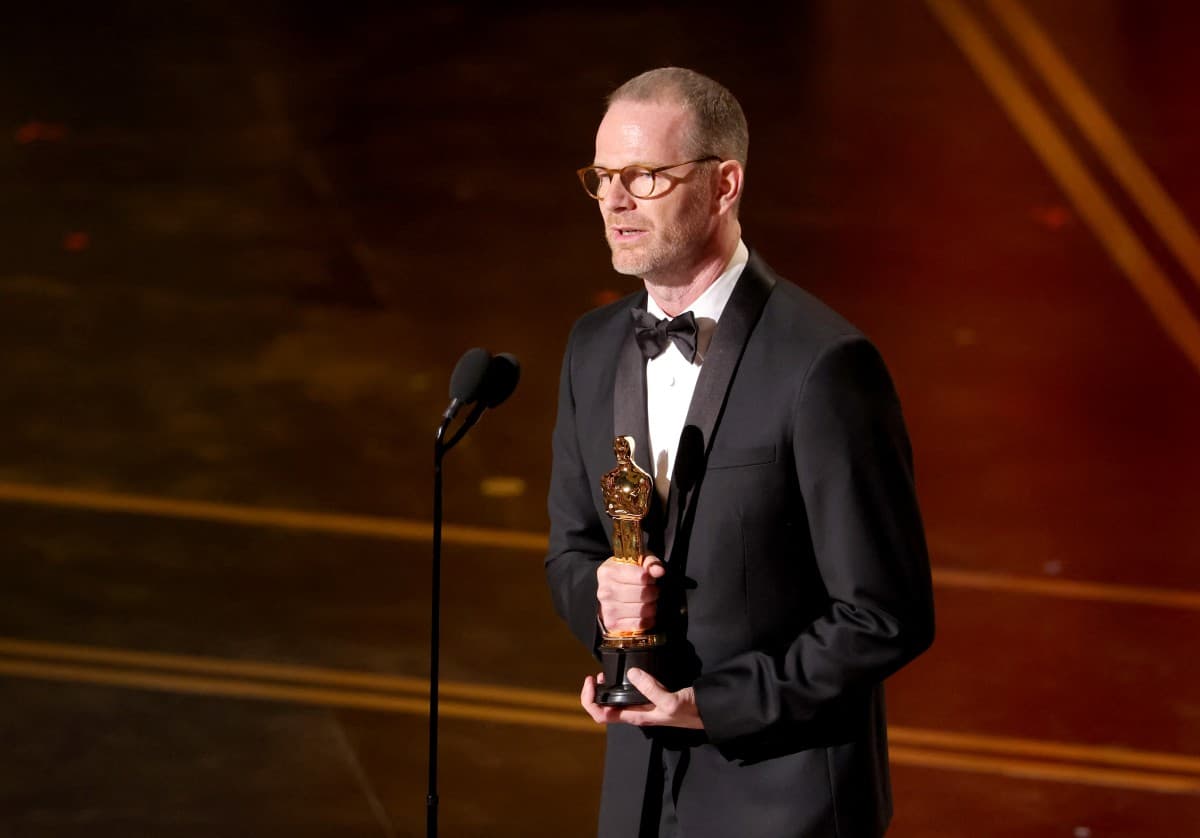 Joachim Trier recibe el premio internacional a la mejor película por "Sentimental Value'.