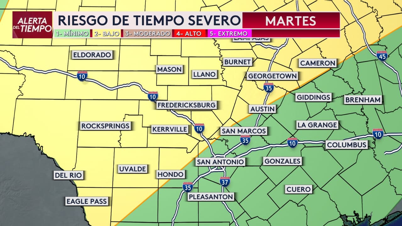 Además del potencial de tormentas fuertes, expertos advierten sobre la posibilidad de
<b>inundaciones repentinas en calles, cruces bajos y áreas con mal drenaje</b>.
<br>
<br>Las autoridades recomiendan evitar conducir en zonas inundadas y mantenerse atentos a los avisos meteorológicos que puedan emitirse en las próximas horas.