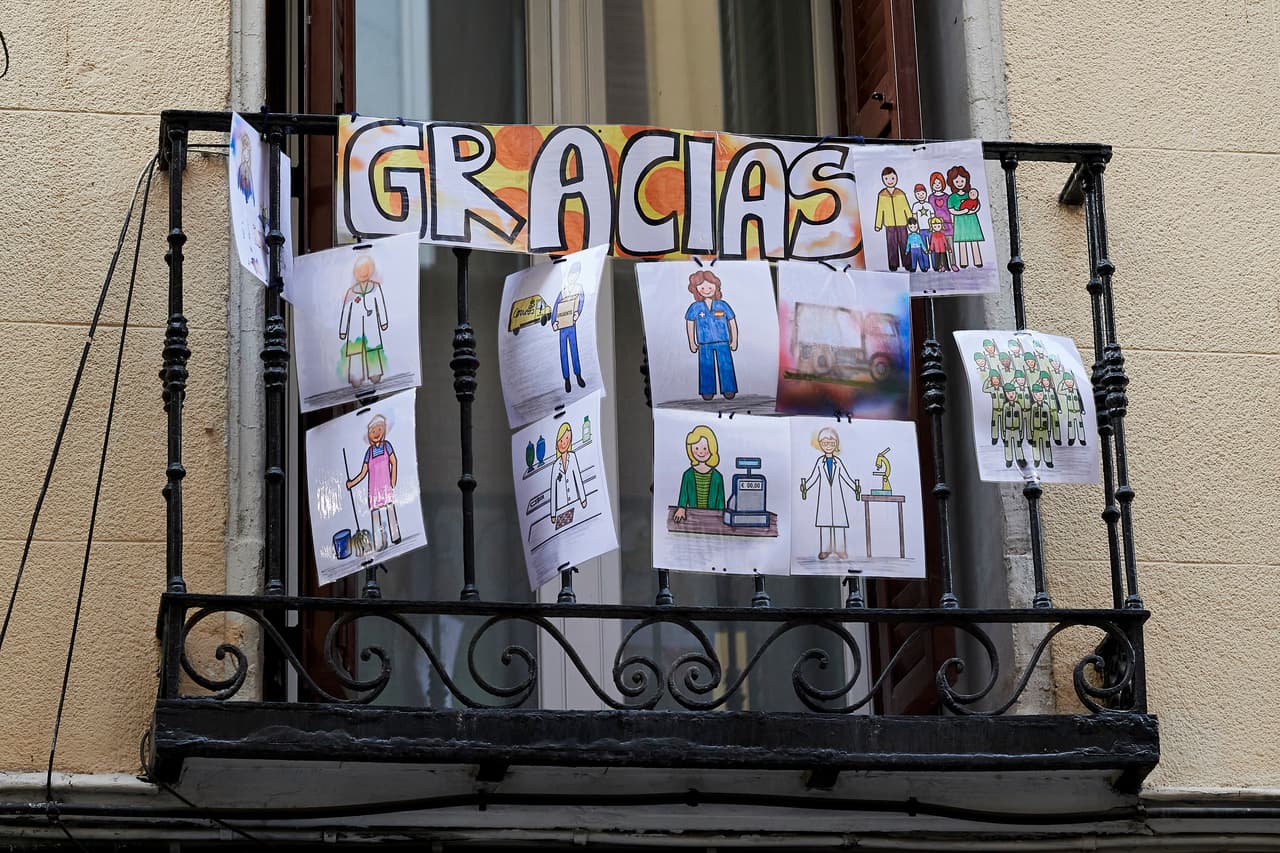 Se han hecho habituales las muestras de agradecimiento al personal sanitario en los balcones de Madrid.