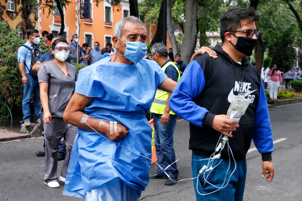 Pacientes del hospital Obregón en la calle después de la alerta sísmica en la Ciudad de México.