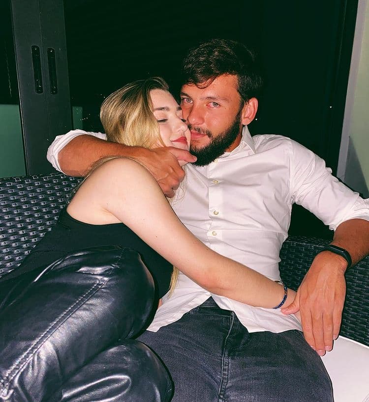 El 17 de noviembre pasado,
<a href="https://www.univision.com/famosos/daddy-yankee-y-arturo-carmona-ya-son-suegros-y-sus-hijas-celebran-con-sus-novios-fotos" target="_blank">la pareja celebró su segundo aniversario</a>. Melenie y Patrick usaron sus 'stories' para publicar algunos videos en los que mostraron cómo ha sido la evolución de su relación.