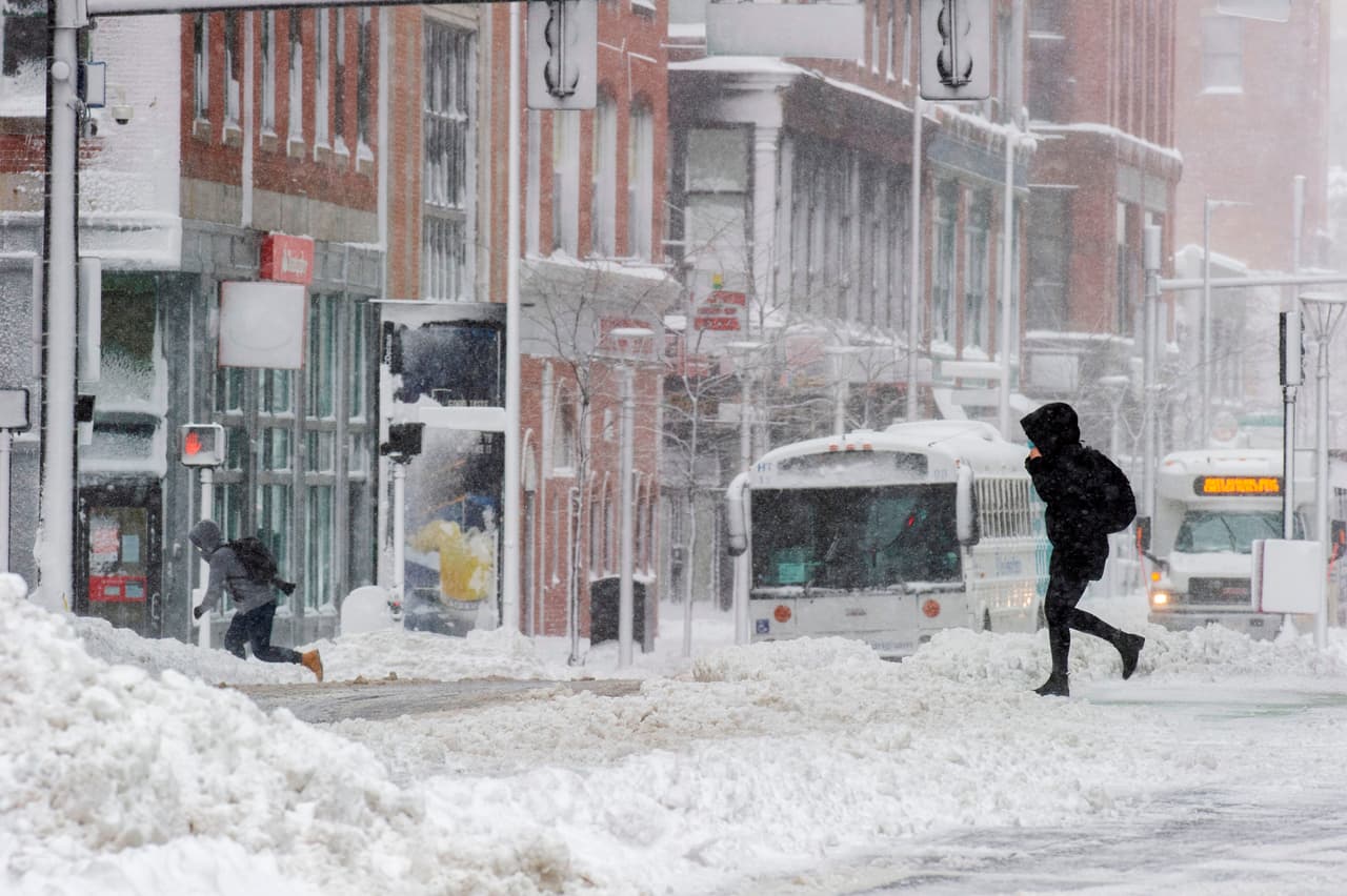 La copiosa nevada en Boston, Massachusetts. La policía del estado de Virginia reportó 200 choques y 125 vehículos atascados. En una de esas colisiones murió un conductor,
<a href="https://www.wdbj7.com/2020/12/16/serious-injuries-reported-in-string-of-crashes-on-i-81-in-pulaski/"><u>según las autoridades de Pulaski</u></a>, Virginia.
<br>