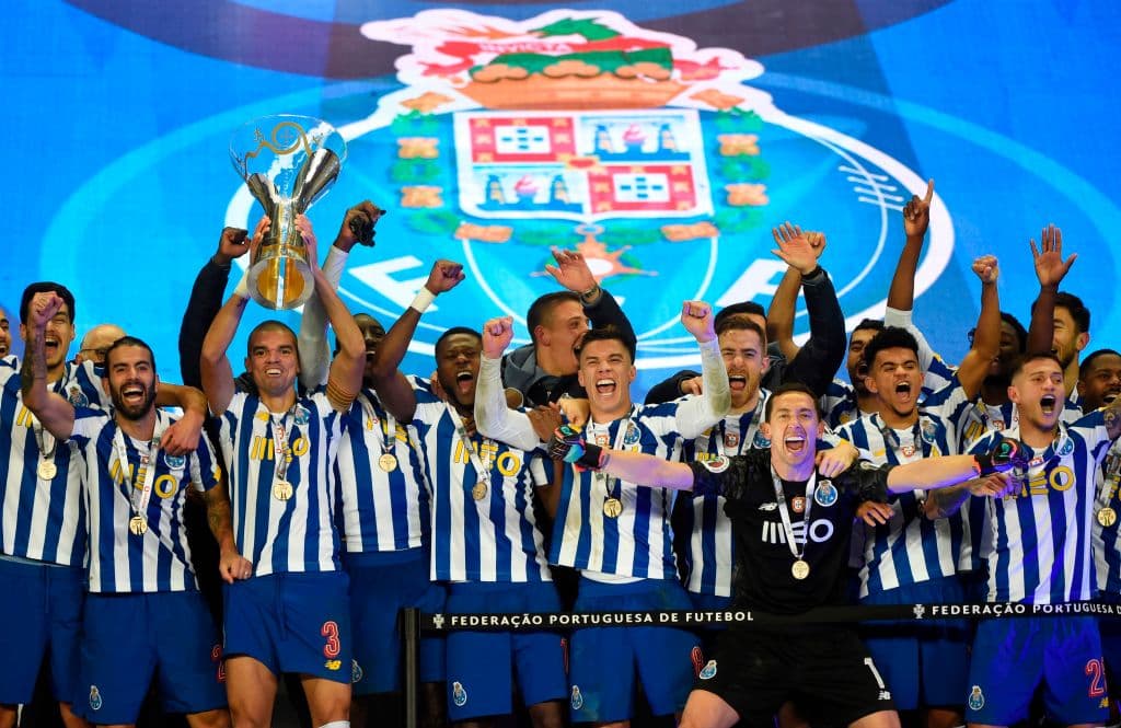 ¡Así festejó el Porto de Tecatito el triplete de Portugal! | Las espectaculares postales de la celebración de la vigesimosegunda Supercopa de los Dragones.