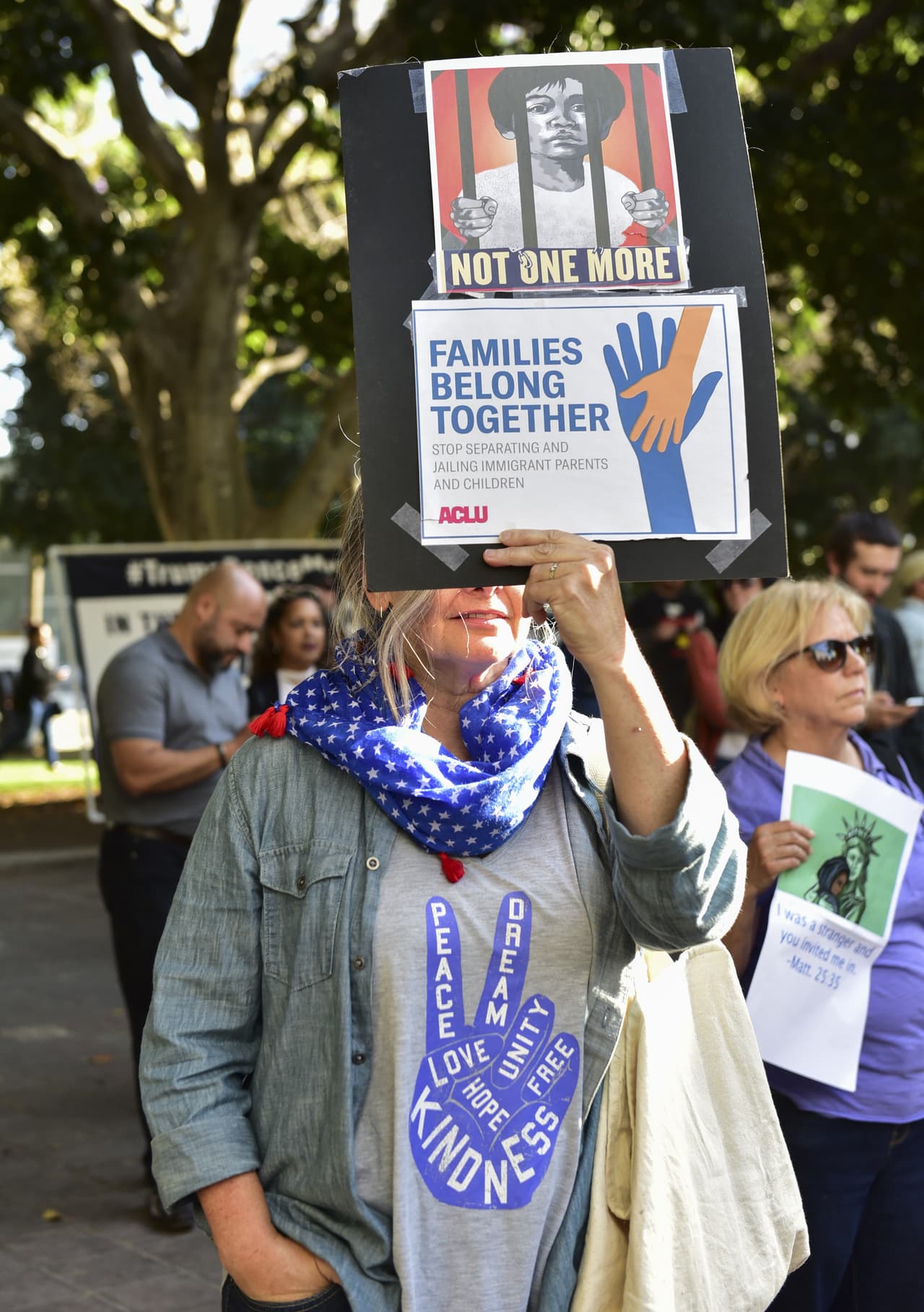 "Ni uno más. Las familias deben estar juntas", indican los carteles sostenidos por esta manifestante.