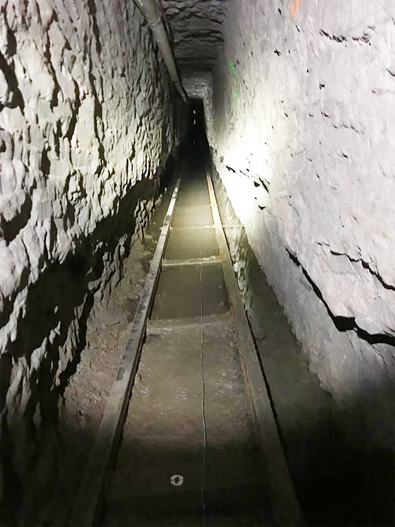 El túnel se origina en Tijuana, Baja California, México, en un área industrial aproximadamente a media milla al oeste del puerto de entrada de Otay Mesa. Tras el descubrimiento a finales de agosto de 2019, la policía mexicana identificó la entrada del túnel y comenzaron a mapearlo.