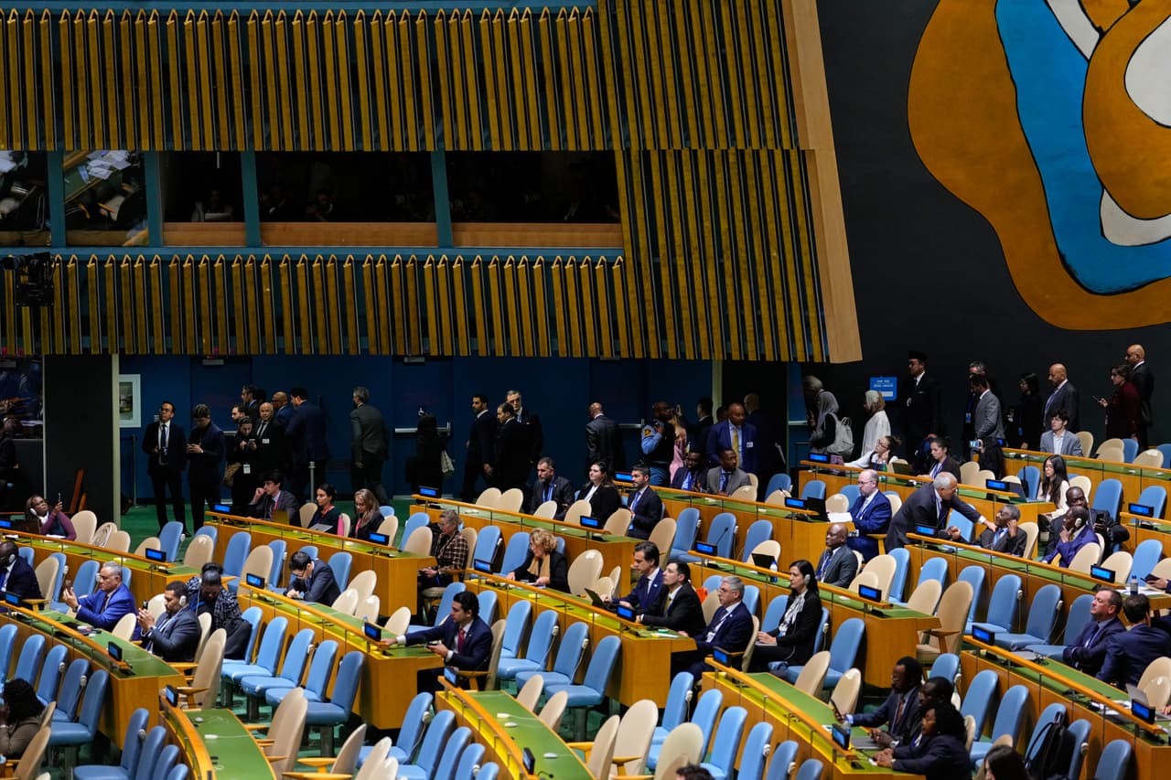 Delegados se retiran mientras el primer ministro israelí, Benjamin Netanyahu, interviene durante la 81.ª sesión de la Asamblea General de las Naciones Unidas en la sede de la ONU, el jueves 24 de septiembre de 2026. (Foto AP/Yuki Iwamura)