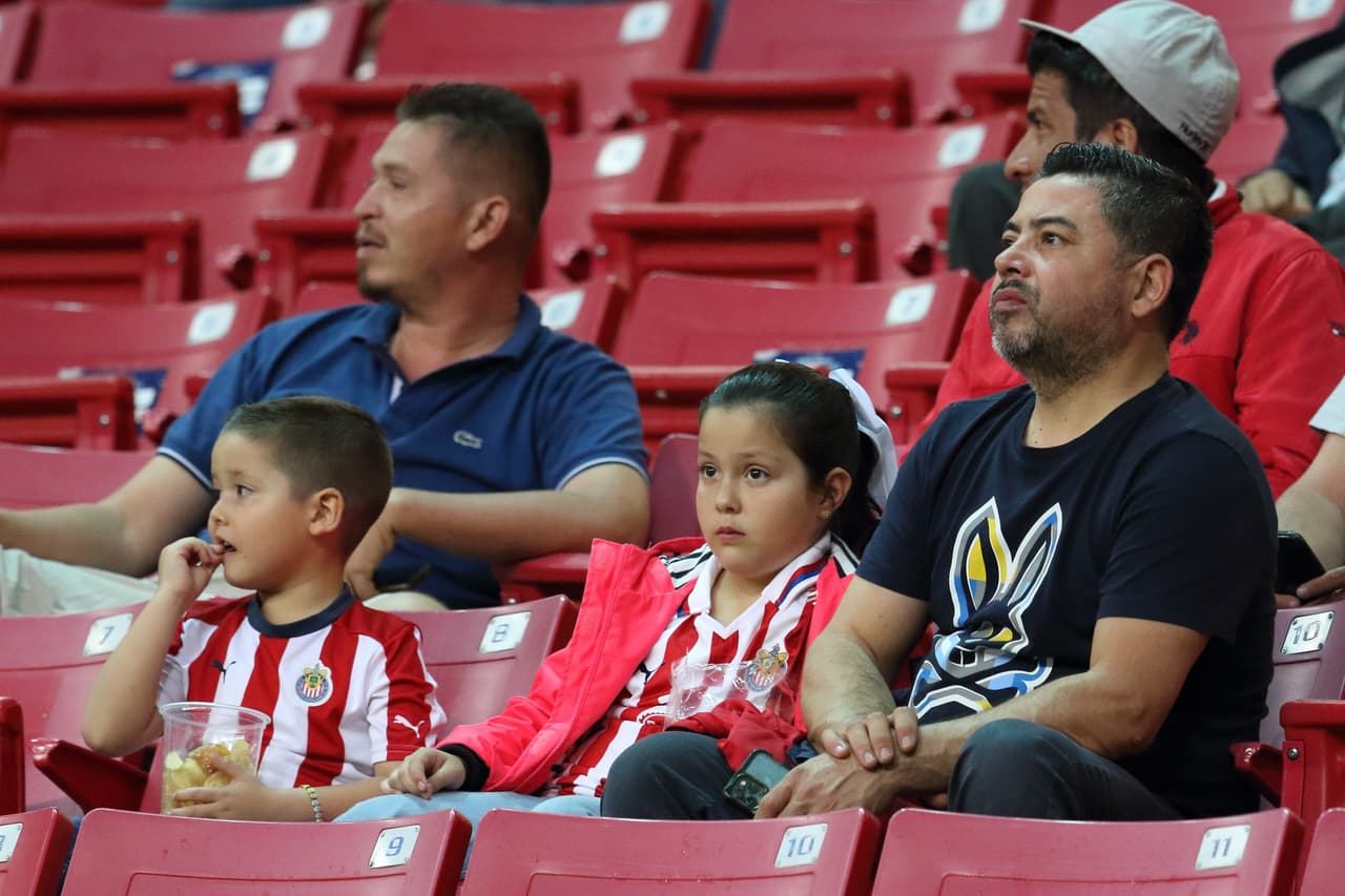 Las Chivas llegaron a siete juegos sin perder luego de vencer al Puebla en un partido marcado por la lesión de Gustavo Ferrareis.