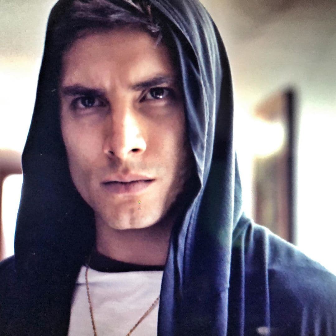 El personaje que interpreta tiene un trágico pasado que lo marcó física y emocionalmente: cuando era pequeño su rostro sufrió una seria quemadura tras haber salvado a su hermana de un abuso sexual. Ahora él es el encargado de proteger con todas sus fuerzas a las personas que están a su lado.