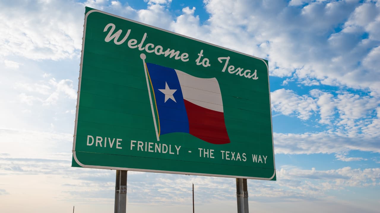<h3 class="cms-H3-H3">En resumen 🚙 </h3>👉🏻
<b>En Texas:</b> Los vehículos sujetos a la regla deben mostrar una placa adelante y otra atrás
<br>👉🏻
<b>En el parabrisas no basta:</b> La placa delantera debe estar instalada en el exterior del vehículo.
<br>👉🏻
<b>Hasta $200:</b> Esa es la multa máxima por manejar sin cumplir el requisito de las placas.
<br>👉🏻
<b>Si lo corriges: </b>Un tribunal puede desestimar ciertos cargos si arreglas el problema antes de tu primera comparecencia y pagas hasta $10.
<br>👉🏻
<b>Excepciones: </b>Motocicletas, remolques y algunos otros vehículos solo necesitan una placa trasera.