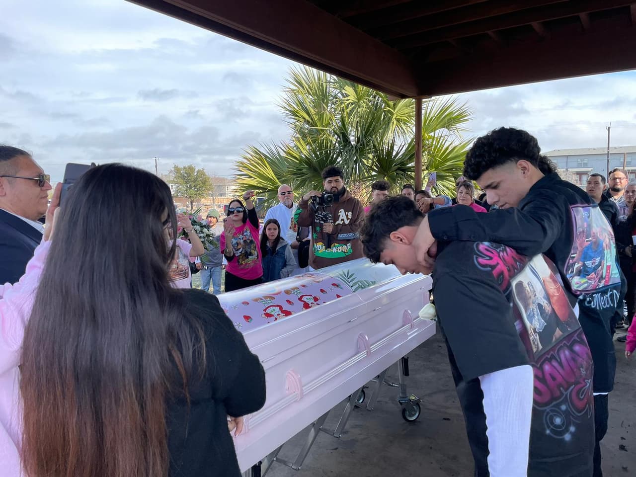 Antes de comenzar la ceremonia, familiares elevaron algunas plegarias en honor a la joven y su bebé.