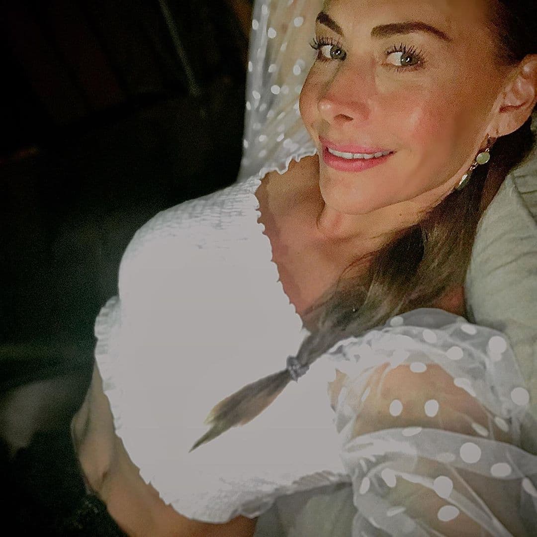 Además, con más de 465,000 seguidores, también es una celebridad digital y les saca provecho a sus redes sociales para promocionar diferentes marcas y productos.