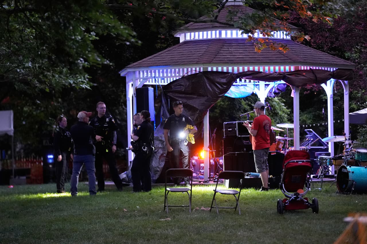 La policía investiga el lugar donde varias personas resultaron heridas de bala durante un festival comunitario en el jardín botánico Agnes Reynolds Jackson, el sábado 6 de junio de 2026, en Toledo, Ohio. (AP Foto/Paul Sancya)
