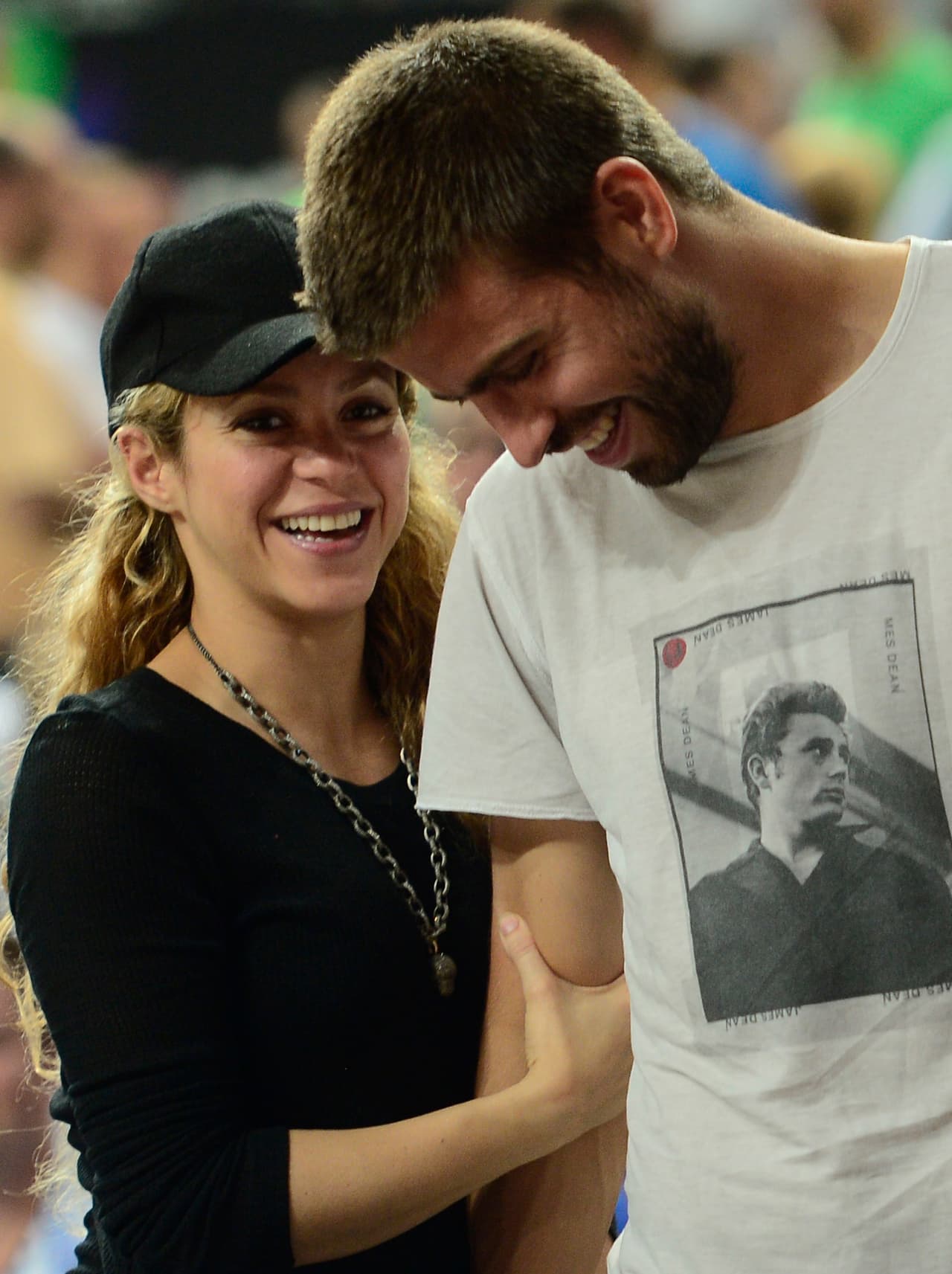 Shakira confesó en el show 'Entertainment Tonight' que Piqué también cambia pañales y da biberones.