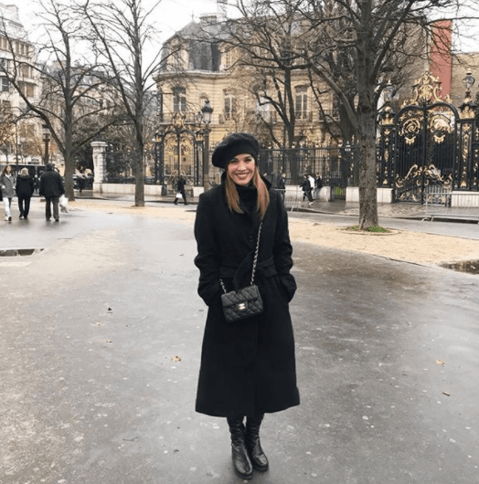 Aquí la vemos recorriendo las calles muy bien protegida del frío.