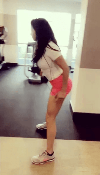 <a href="http://www.univision.com/temas/carla-medrano">Carla</a> Medrano haciendo ejercitando sus brazos.