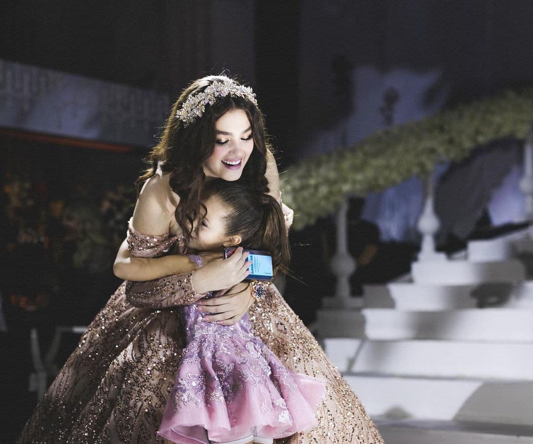 La esposa de Canelo también publicó la foto del abrazo entre Emily y su hermana menor.
<br>