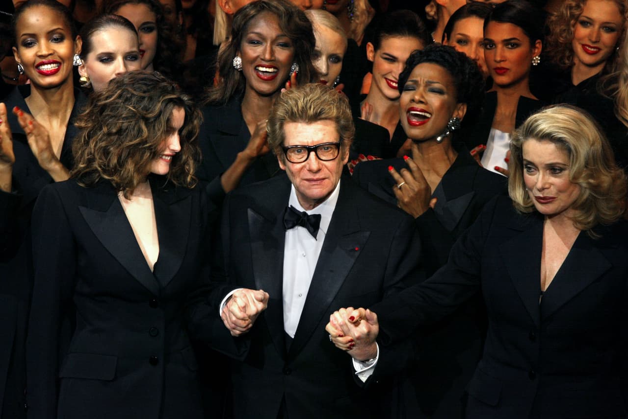 El primer destacado en la década de los 60 es
<b> Yves Saint Lauren.</b> El diseñador nacido en Francia inició su carrera como parte de la firma de
<b>Christian Dior</b>.