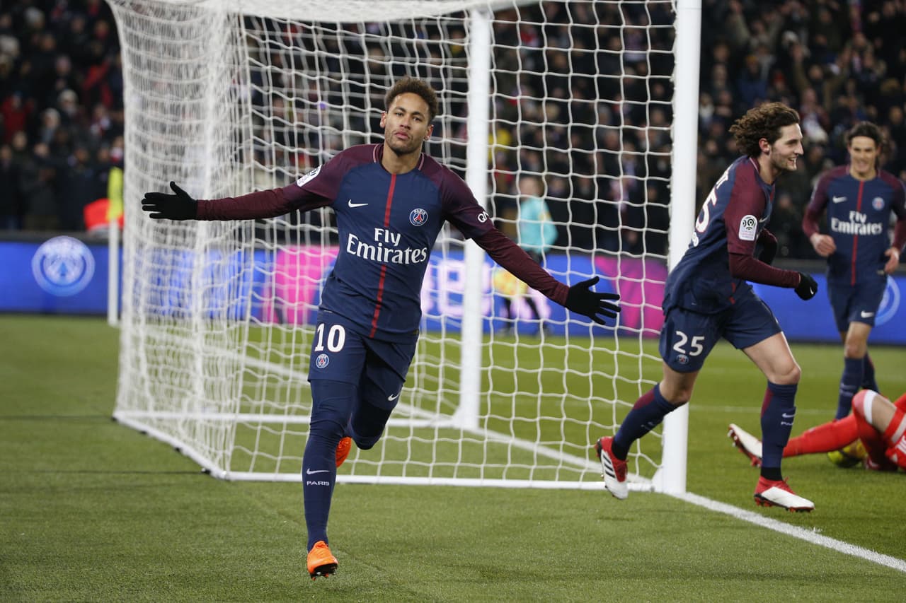 <b>Neymar</b>: el futbolista brasileño es el protagonista de la transferencia más costosa en la historia de fútbol, al dejar al
<b>Barcelona</b> por el
<b>PSG</b> a cambio de 222 millones de dólares. Su riqueza alcanza los 140 millones de dólares y apenas tiene 26 años.
<br>