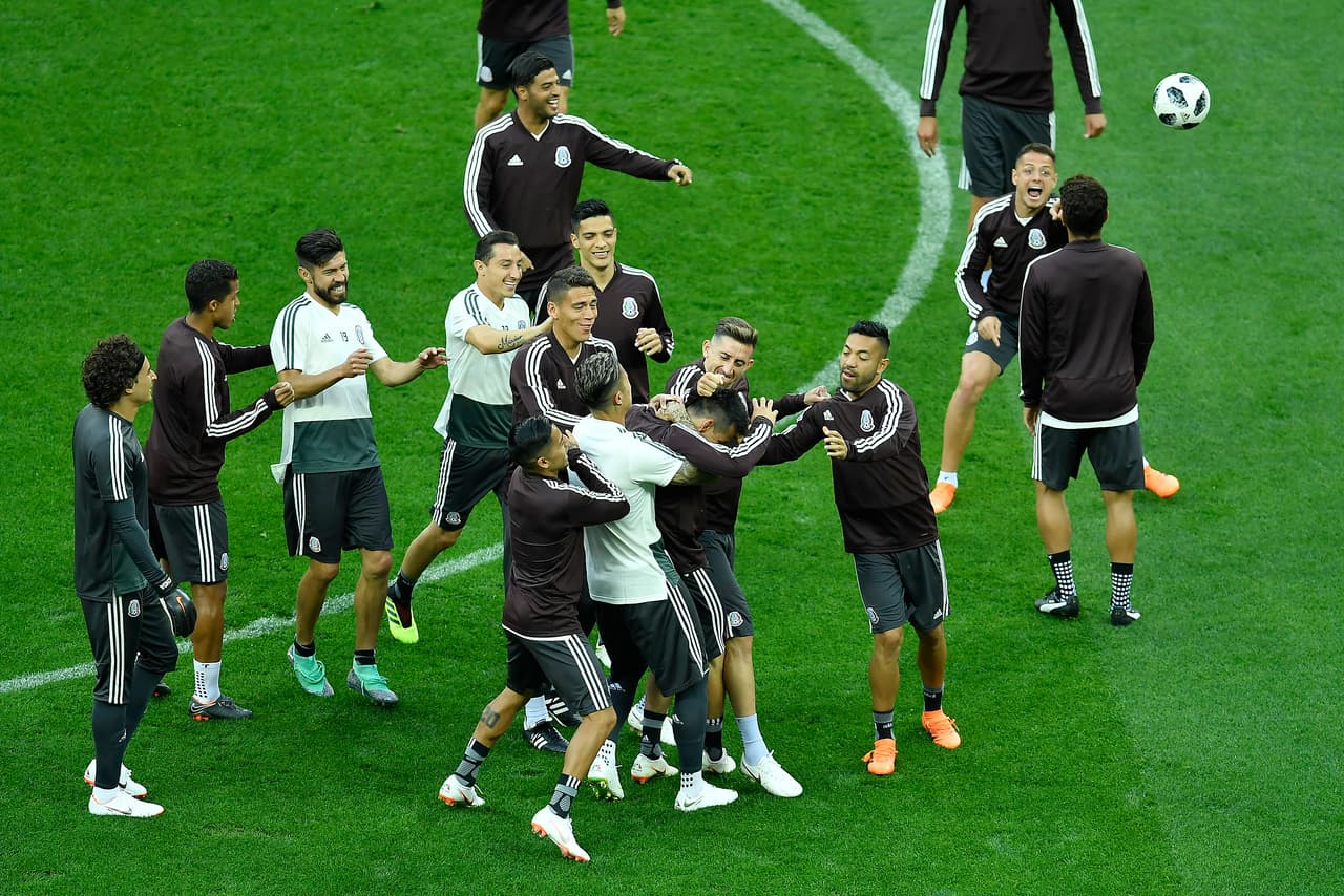 Y aquí otro momento de buena convivencia y camaradería, hay que sacar el nerviosismo y para esto sirven estos momentos. Además, el rival no es poca cosa, pues es el actual monarca mundial.