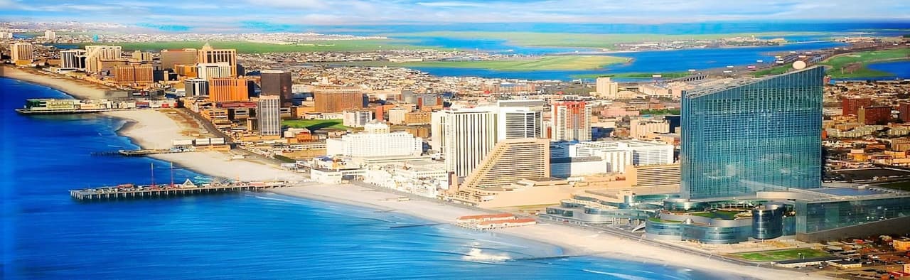 <b>Atlantic City.</b> Esta ciudad, famosa por ser la alternativa a Las Vegas pero en la costa este, solo está a 120 millas al sur de Nueva York. Se puede pasar un día de playa sin tener que pasar la noche. También recomiendan planificar un fin de semana completo para disfrutar de sus hoteles, casinos, restaurantes y spas.