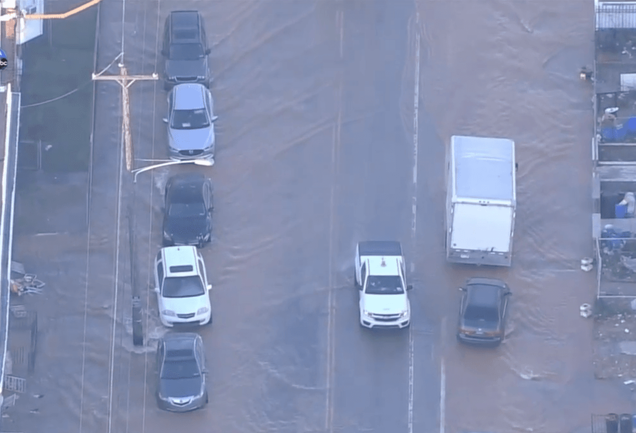 La rotura masiva de una tubería principal de agua en la sección Kingsessing de Filadelfia ha resultado en viviendas inundadas, evacuaciones y el cierre de escuelas.