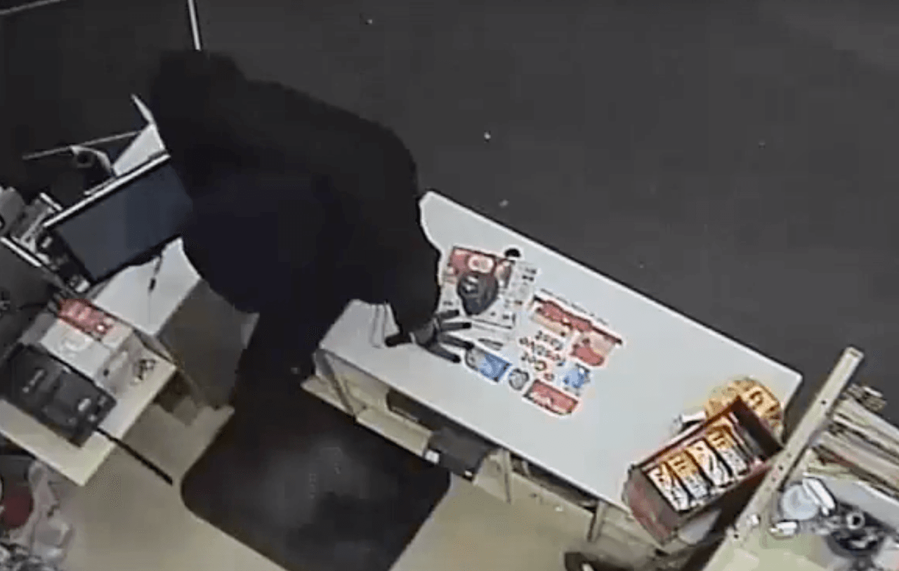 Uno de los sospechosos saltó el mostrador, tomó cigarrillos, luego obligó al empleado a abrir la caja registradora y tomó el efectivo.