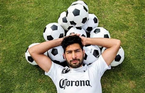 Este personaje le quedó como anillo al dedo porque es un amante del futbol.