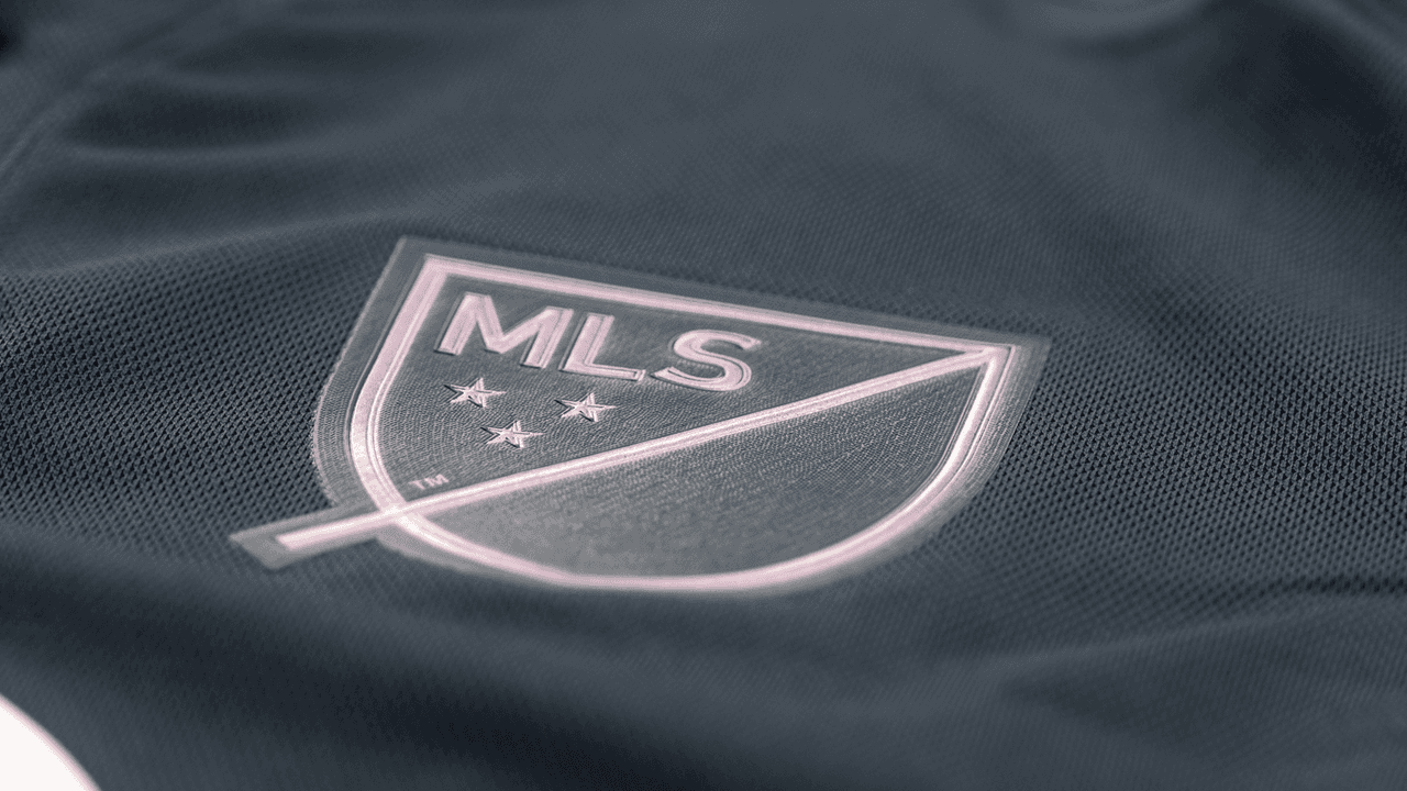 La camiseta 'All-Star' ya está disponible para la compra en MLSstore.com y adidas.com, además de puntos de venta exclusivos en 'las Ciudades Gemelas', de cara al MLS All-Star Game que se llevará a cabo en el Allianz Field de Minnesota United el 10 de agosto.
<br>