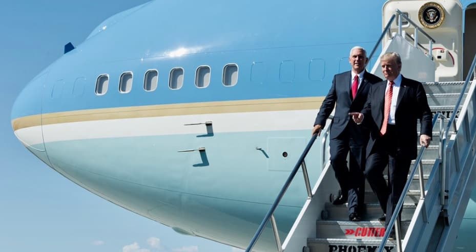 El presidente quiere cambiar el clásico azul y blanco por un modelo rojo, blanco y azul.