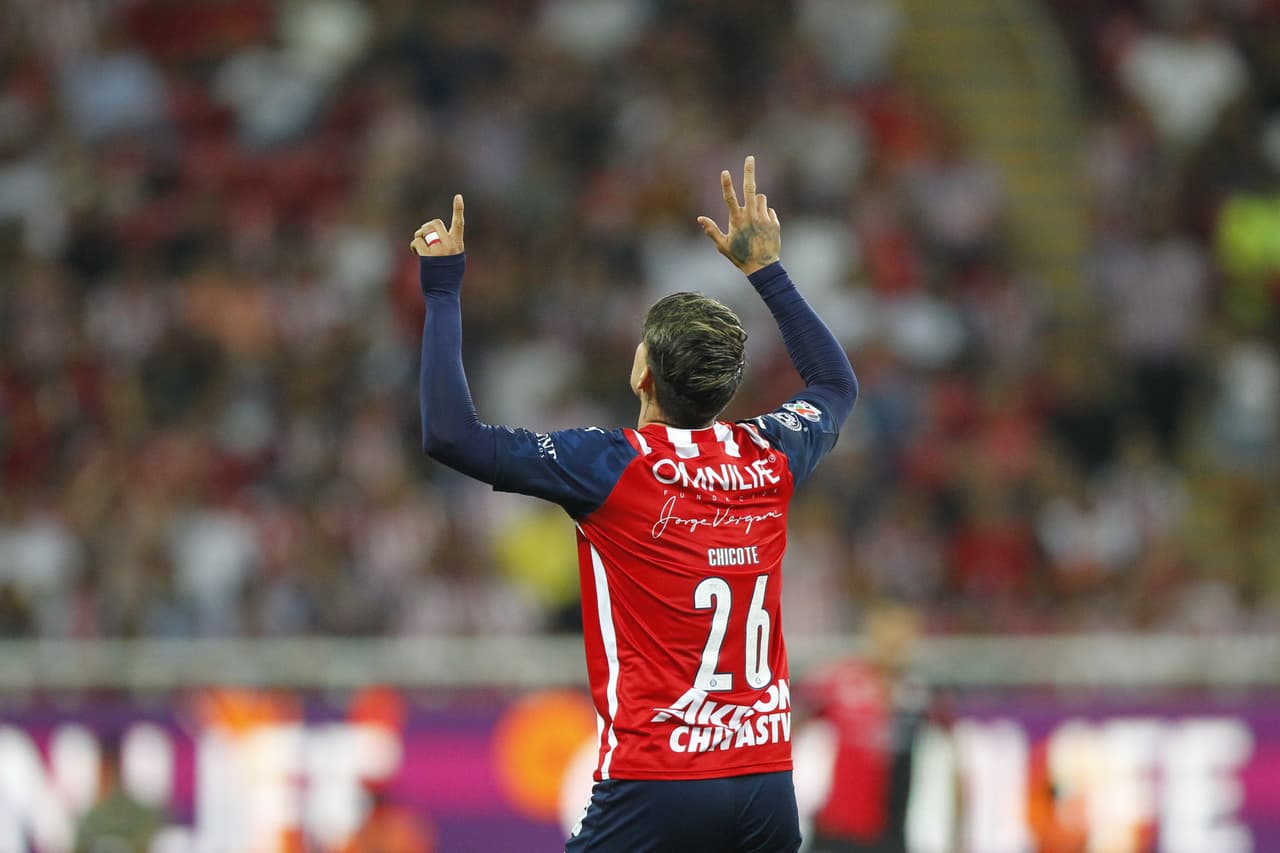 Chivas tardó 15 minutos en anotar el gol del descuento vía 'Chicote' Calderón, quien definió de media vuelta en un tiro de esquina para darle vida al Rebaño.