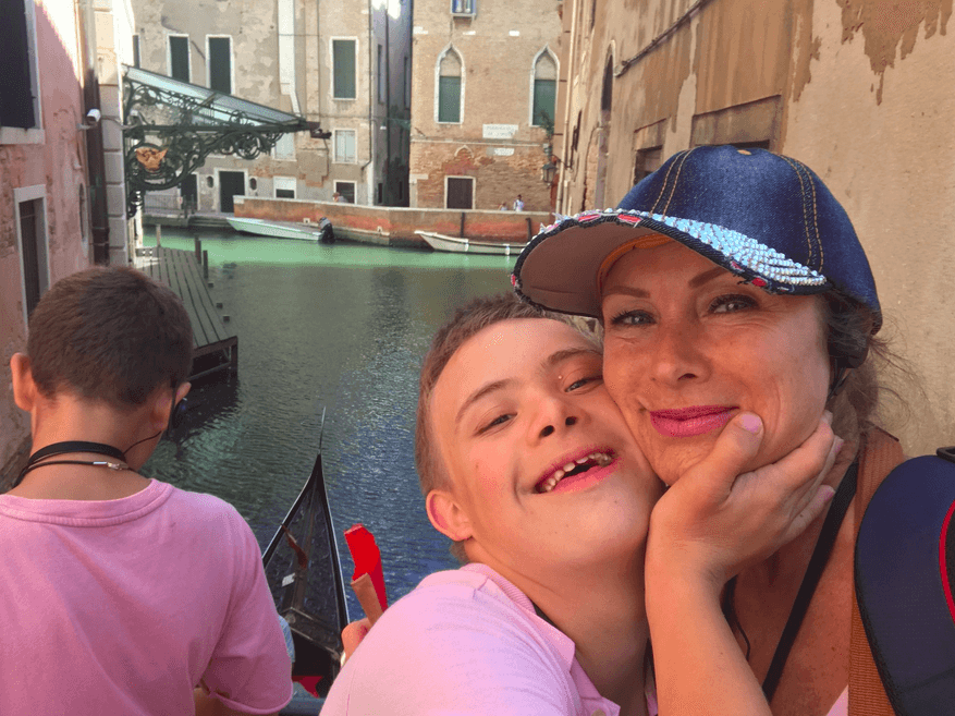 Calderón considera saber la causa de que pocas personas con ese síndrome no lo logran: "La razón por la cual creo hay tan poca gente
<b><a href="https://www.univision.com/famosos/se-le-acabaron-los-ahorros-lety-calderon-confirma-que-vendera-un-apartamento-para-pagar-las-colegiaturas-de-sus-hijos-fotos">es la paciencia</a></b>, porque en vez de una persona normal explicárselo por 6 meses, vamos a suponer, una persona con síndrome de Down a lo mejor te tardarías tres años", dijo a 'Ventaneando'.
<br>