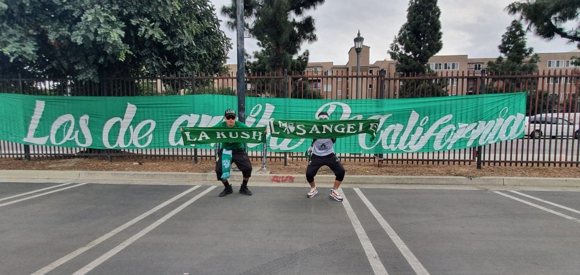 Los aficionados de León alientan a su equipo previo al encuentro ante LAFC.