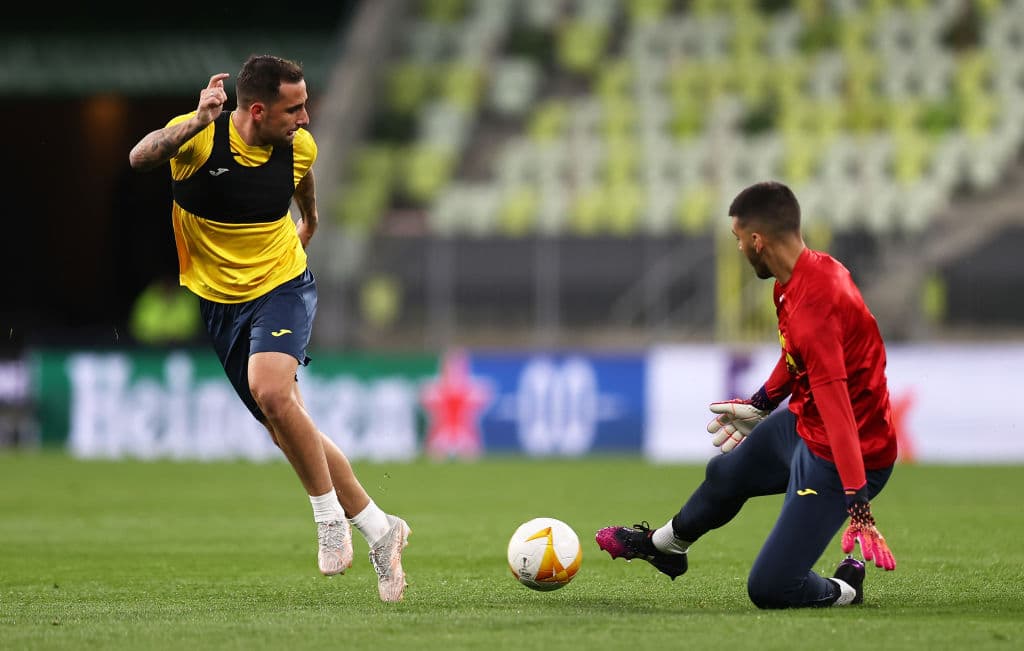 Unai Emery se encargó de hablar con todo el equipo antes de iniciar con los entrenamientos de cara a la final de la UEFA Europa League. Los jugadores del 'Submarino Amarillo' se mostraron alegeres y concentrados durante el calentamiento en el Arena Gdansk.