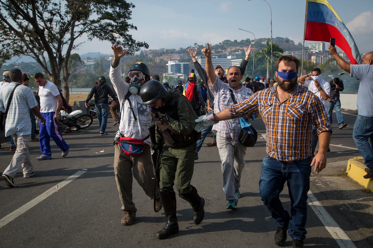 Un soldado leal a Guaidó herido en la refriega.
<br>