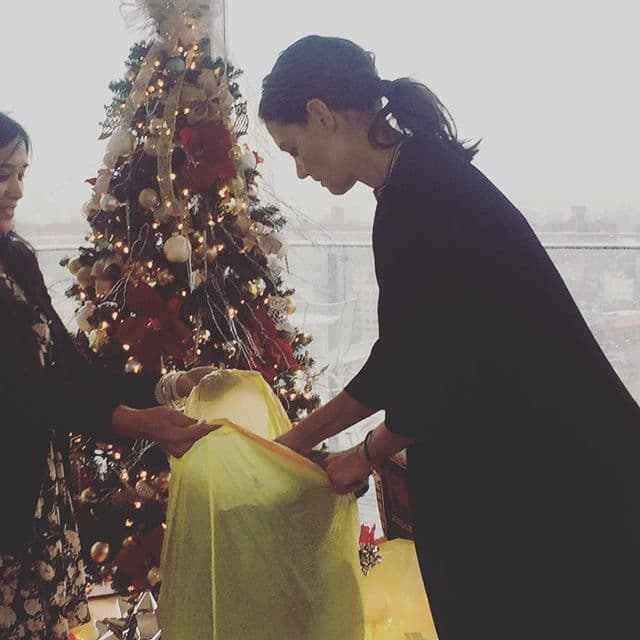 Katie Holmes en cambio celebra esta época haciendo obras de caridad.